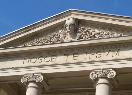 Chi siamo e/o cosa&nbsp;siamo?